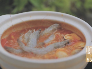 泰式冬阴功汤「厨娘物语」,放入虾、墨鱼、10个蛤蜊大火煮熟。