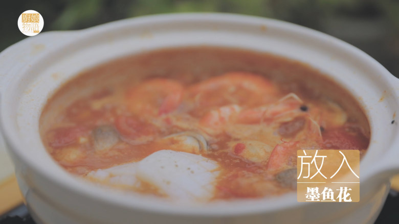 泰式冬阴功汤「厨娘物语」,放入虾、墨鱼、10个蛤蜊大火煮熟。