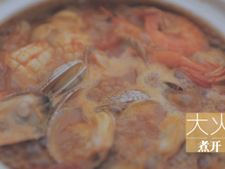 泰式冬阴功汤「厨娘物语」,倒入10ml鱼露、20ml椰浆搅拌均匀煮开，装饰青柠。