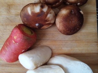 三鲜素蒸饺,准备好香菇，杏鲍菇，红萝卜，木耳，白菜
