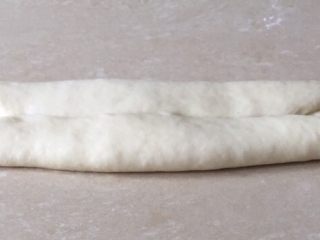 酸奶辫子小吐司,翻面横着放上面折叠1/3，下面向上折叠1/3