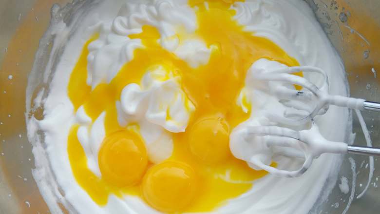 千叶纹方糕,加入蛋黄继续用电动打蛋器打发。

