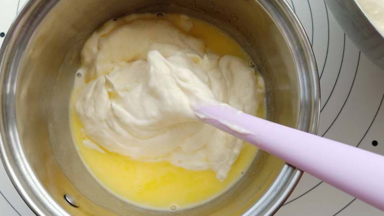 千叶纹方糕,取三分之一面糊与第一步中化好的黄油牛奶液混合均匀。

