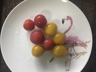 夏日沙拉,小番茄8颗洗净