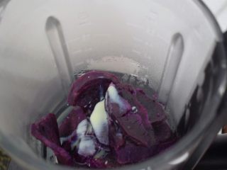 紫薯仙豆糕,把蒸好的紫薯放入料理机中，加入炼乳打成细腻的泥状