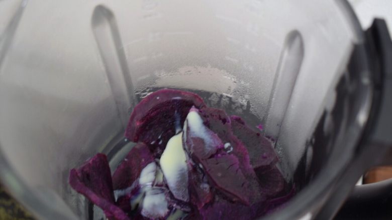 紫薯仙豆糕,把蒸好的紫薯放入料理机中，加入<a style='color:red;display:inline-block;' href='/shicai/ 893'>炼乳</a>打成细腻的泥状