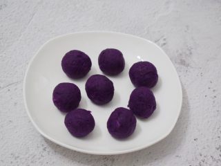 紫薯仙豆糕,取出分成8份