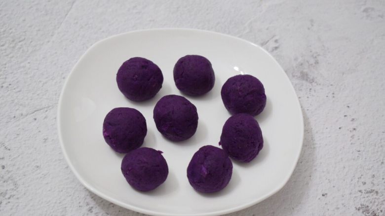 紫薯仙豆糕,取出分成8份