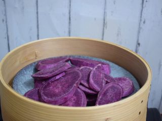 紫薯仙豆糕,紫薯洗净切成片放入锅中蒸熟