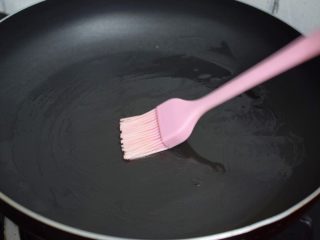 紫薯仙豆糕,平底锅刷一遍薄薄的食用油烧热