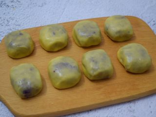 紫薯仙豆糕,整理成正方形