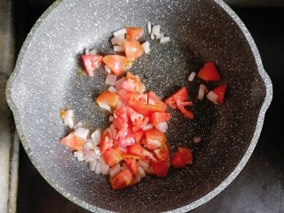 番茄海鲜炒意面,倒入番茄翻炒出汁