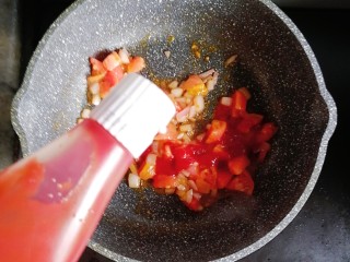 番茄海鲜炒意面,挤入适量的番茄酱翻炒均匀
