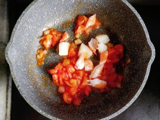 番茄海鲜炒意面,倒入贝柱和虾炒熟