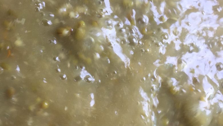 绿豆南瓜汤,绿豆煮沸腾起沙