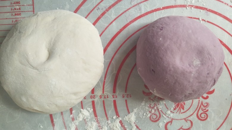 紫薯卷,发酵好的面团拿出来揉着表面光滑，排掉空气