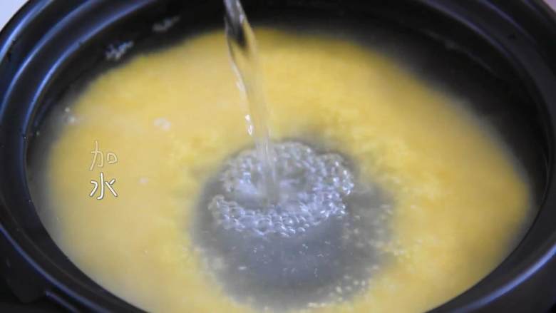 消化不良的时候做这道南瓜小米粥，真的有奇效,小米洗净，倒入锅中，加适量水。