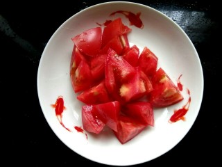 家常烧茄子,西红柿切小块