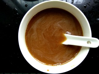 家常烧茄子,小碗中放入两勺生抽，一勺半醋，一勺糖，适量盐，两勺淀粉，适量清水调匀