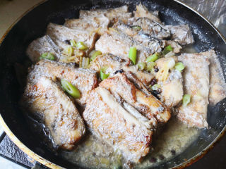 家常焖带鱼,盖上盖儿大火焖熟，即汤汁基本快干了就可以了，放一点盐调味出锅。