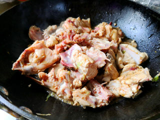 鸡架粉皮汤,倒入鸡架翻炒，让每一块鸡架都沾到酱汁，鸡架上肉不是很多很厚，所以很容易炒熟，