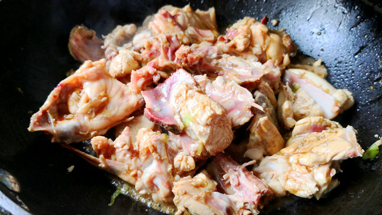 鸡架粉皮汤,倒入鸡架翻炒，让每一块鸡架都沾到酱汁，鸡架上肉不是很多很厚，所以很容易炒熟，