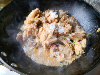 鸡架粉皮汤,锅里的汤快要没了的时候，放入糖翻炒一下，糖可以提鲜，