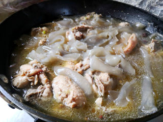 鸡架粉皮汤,加入粉皮，煮至粉皮熟透，根据汤味放少许盐调味出锅。