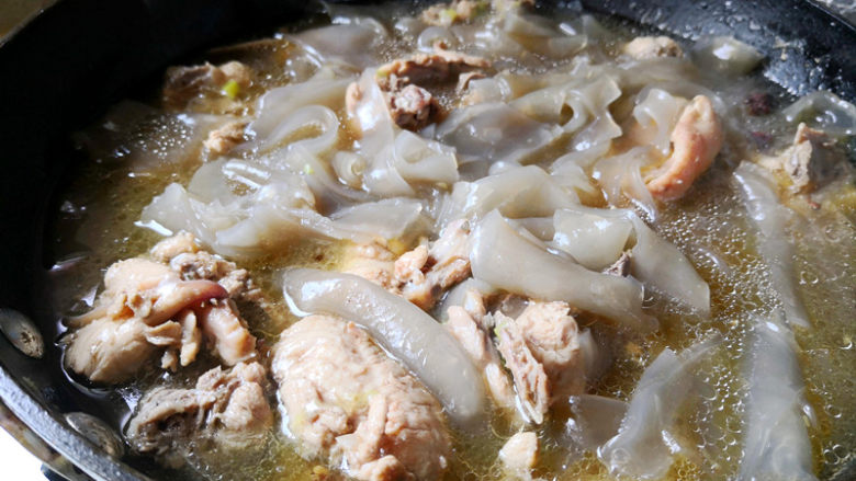 鸡架粉皮汤,加入粉皮，煮至粉皮熟透，根据汤味放少许盐调味出锅。