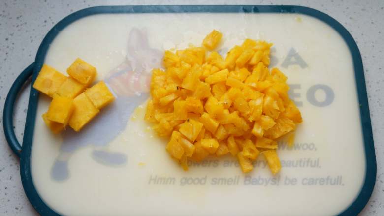 菠萝果酱,将果肉切成小块，芯单独切出来，也切成小块