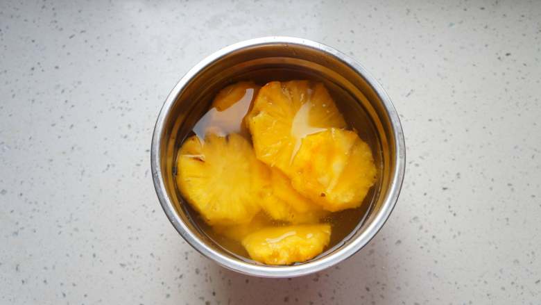 菠萝果酱,菠萝在淡盐水中浸泡半小时