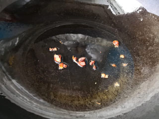 炒花蛤,锅里放油，比平时炒菜要多些，油热后先放花椒和大料爆香后，


