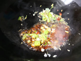 炒花蛤,接着倒入少许酱油爆香，酱油可以增色，也能提鲜，
	
