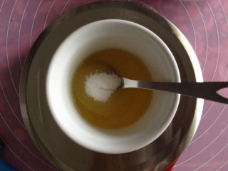 【椰丝吐司条】,加入细砂糖搅拌均匀。