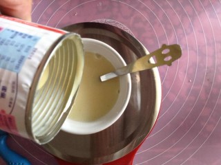 【椰丝吐司条】,接着倒入蛋液和炼乳搅拌均匀。