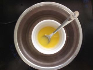 【椰丝吐司条】,隔水融化黄油。