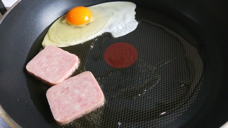 自制午餐肉三明治,打入一个鸡蛋，把<a style='color:red;display:inline-block;' href='/shicai/ 427'>午餐肉</a>一起煎制。