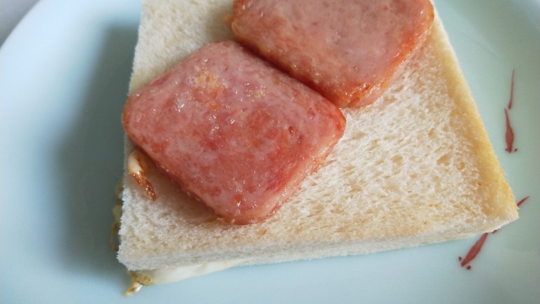 自制午餐肉三明治,煎制好的午餐肉放在上面。