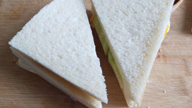 自制午餐肉三明治,中间切开。成三角形。