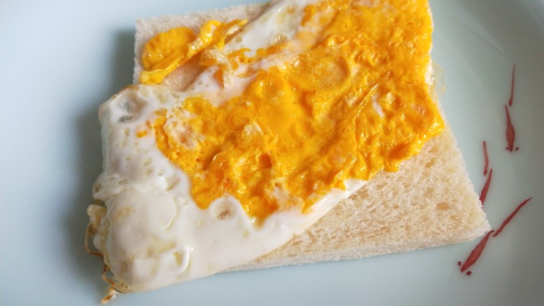 自制午餐肉三明治,鸡蛋放在吐司片上。
