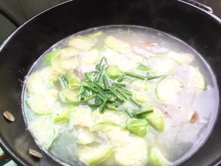 夏天必喝-丝瓜花蛤汤,最后加入香葱，鸡精进行调味