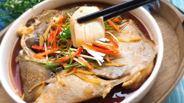 家常菜+清蒸鸦片鱼头,肉质鲜美嫩滑