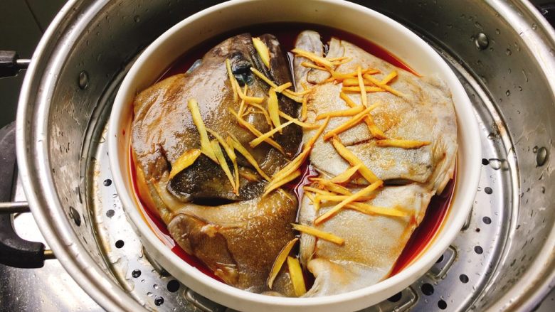 家常菜+清蒸鸦片鱼头,冷水上锅蒸15分钟