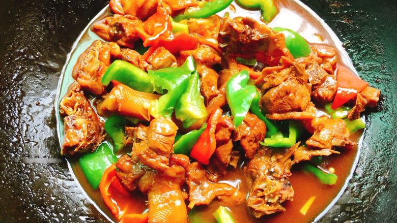 家常菜+红烧鸭肉,加入青红椒翻炒均匀即可出锅