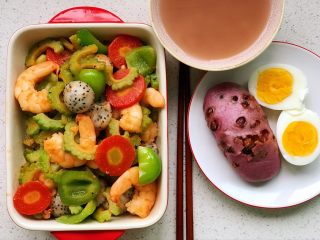快手营养早餐12,杂粮卷＋红豆薏米汤＋苦瓜火龙果大虾，让吃苦变得有趣，要不要试试？