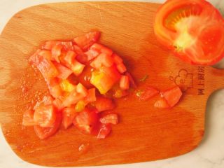 肉酱贝壳面,番茄去皮后，切小块
