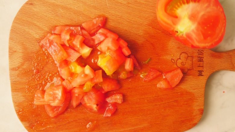 肉酱贝壳面,番茄去皮后，切小块