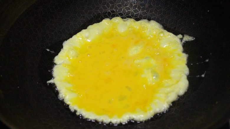 超好吃的胡萝卜鸡蛋木耳素包子,锅中放入油，油热之后倒入鸡蛋翻炒，尽量炒碎，小小的才好吃