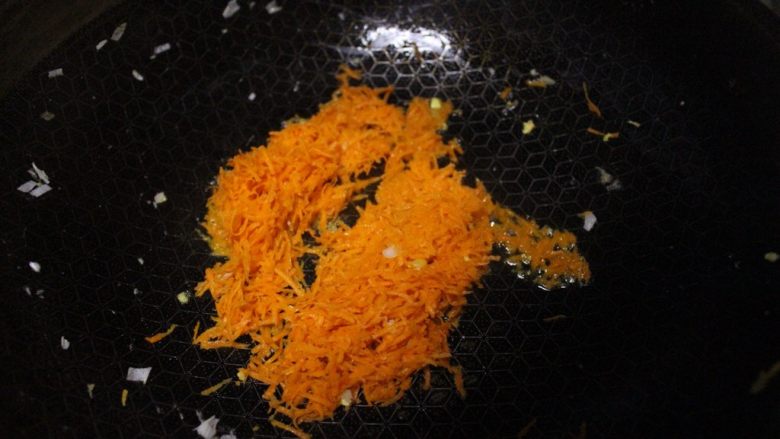 超好吃的胡萝卜鸡蛋木耳素包子,锅中另外放油，倒入胡萝卜丝翻炒30秒后取出
