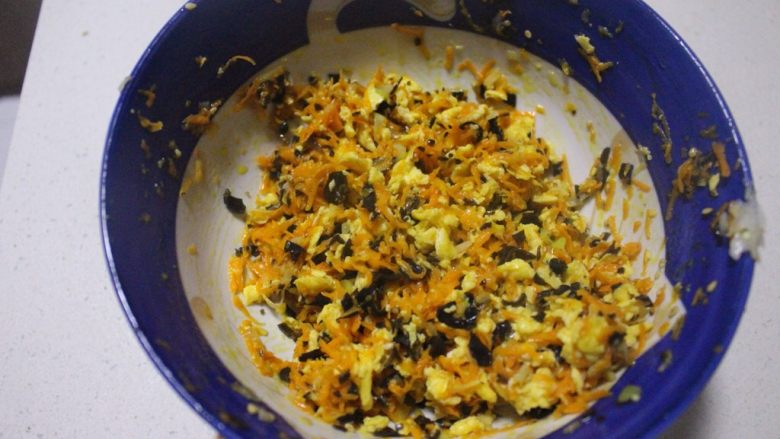 超好吃的胡萝卜鸡蛋木耳素包子,馅料搅拌均匀后放置一旁备用